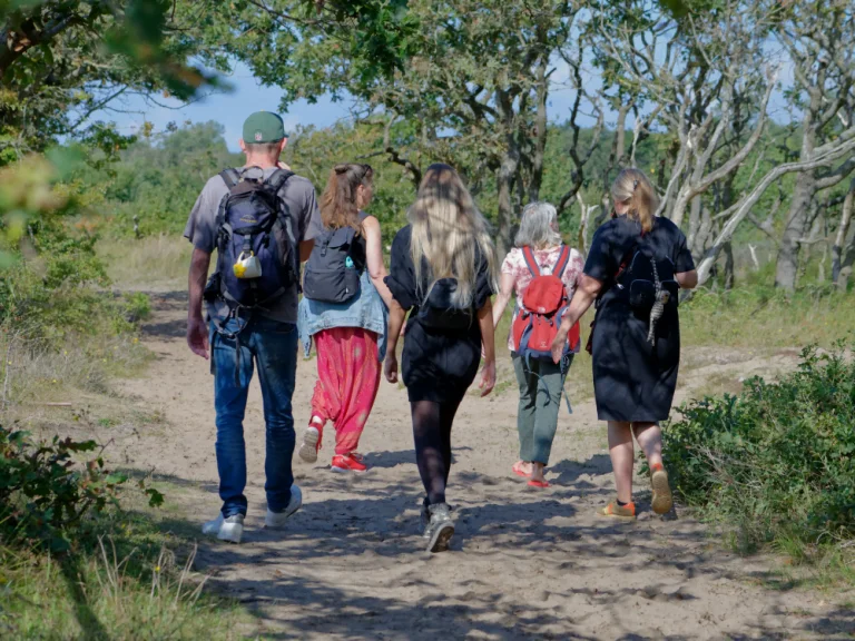 Je wandelt ongeveer 2,5 uur door een gevarieerd landschap van bos en duinen Je leert over de basisregels van het wildplukken en het werken met (medicinale) planten
